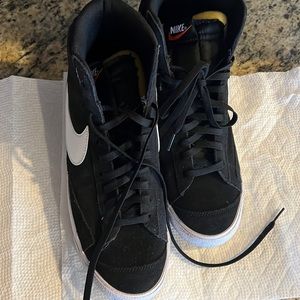 Women’s Nike sneaker worn once